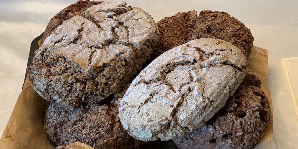 Roggensauerteigbrote und vegetarische Brotaufstriche
