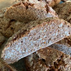 Roggensauerteigbrote und vegetarische Brotaufstriche