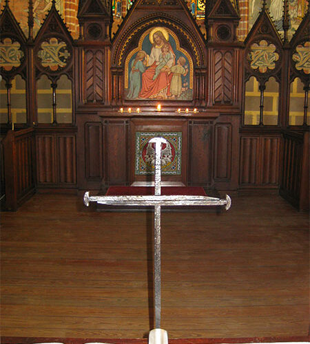 Nagelkreuz aus Coventry vor dem Chorgestühl der Heiliggrabkapelle (Foto: HelgaLena Reimer)