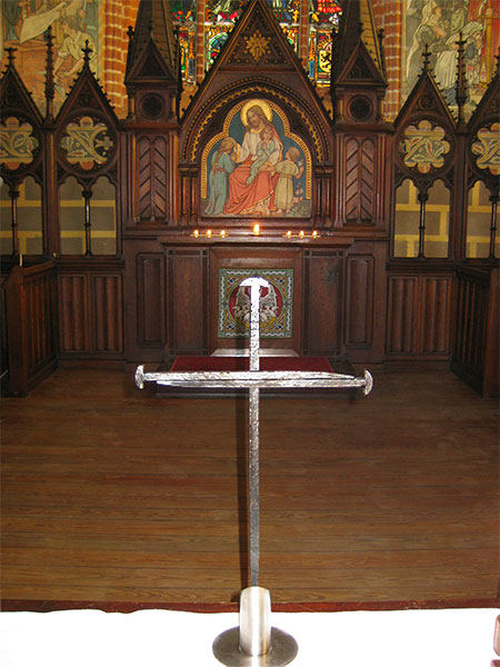 Nagelkreuz aus Coventry vor dem Chorgestühl der Heiliggrabkapelle (Foto: HelgaLena Reimer)