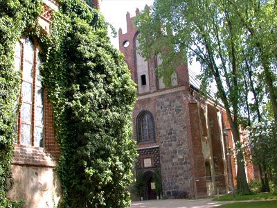Stiftskirche und Heiliggrabkapelle im Sommer
